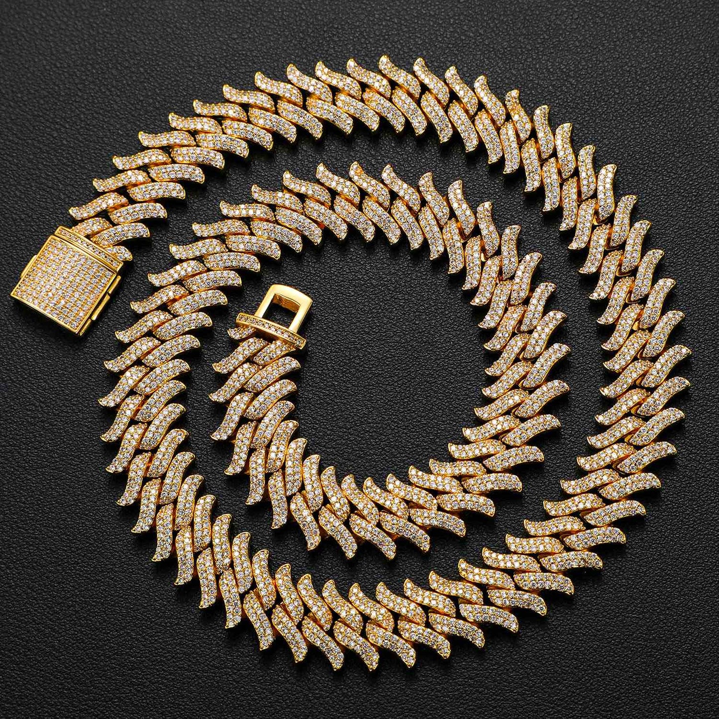 Cuban Link Chain in Thorns With Moisanite Diamond Diamlux