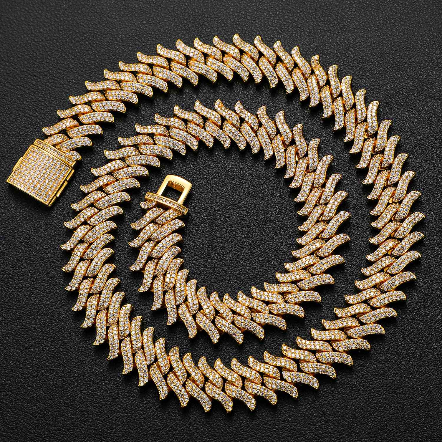 Cuban Link Chain in Thorns With Moisanite Diamond Diamlux