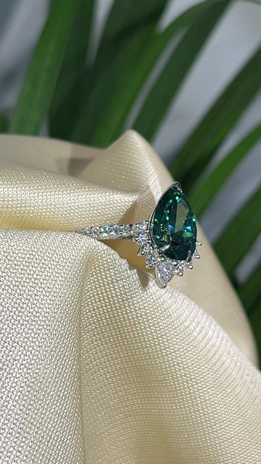 Elegant Pear-Shaped Green Gemstone Diamond Ring